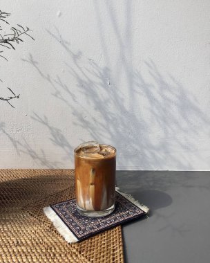 Beyaz arkaplanlı bir fincan kahve.