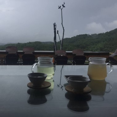 Kahve fincanı ve çay kafede.