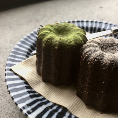 Çikolatalı bir parça ekmek ve yeşil çay.