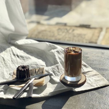 Tahta bir masada kahve ve çikolata.