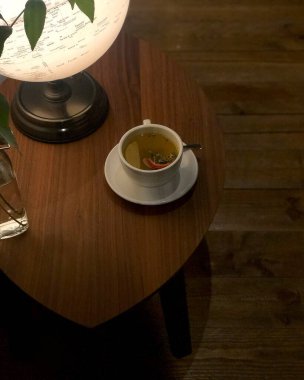 bir fincan çay ve bir çaydanlık masanın üstünde