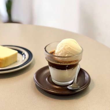 Kremalı dondurma ve kahve fincanı.