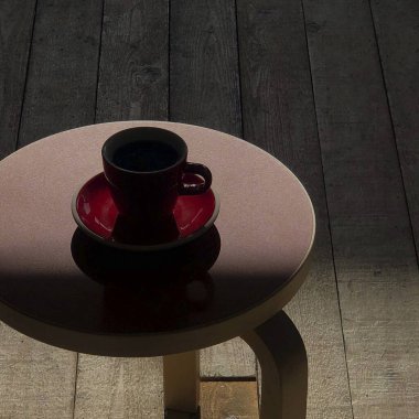 Kahve fincanı koyu ahşap arka planda..