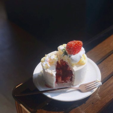 Kremalı ve çilekli çilekli pasta.