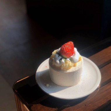 Kremalı ve çilekli lezzetli tatlı.