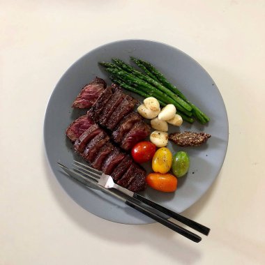 Baharatlı ve sebzeli ızgara biftek.