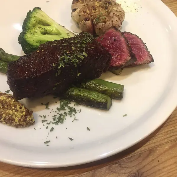 Pirinçli biftek ve salata.