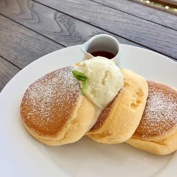 gözleme, dondurma, reçel ve nane yaprağı.