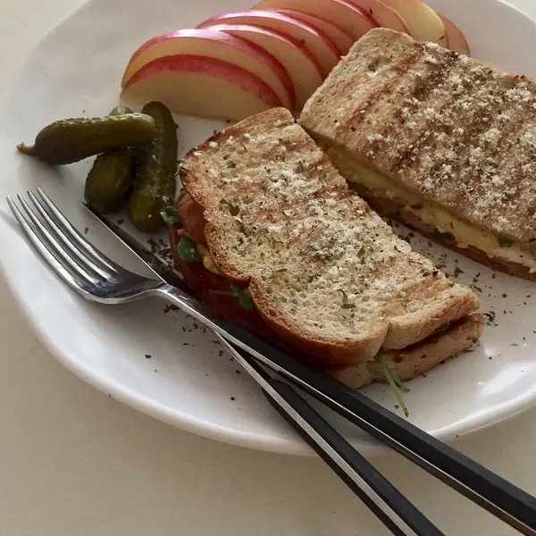 Tavuk ve sebzeli sandviç.