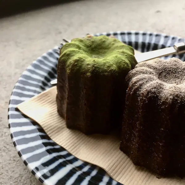 Çikolatalı bir parça ekmek ve yeşil çay.