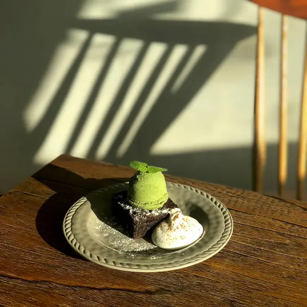 Dondurma ve ahşap tabakta yeşil çikolata.