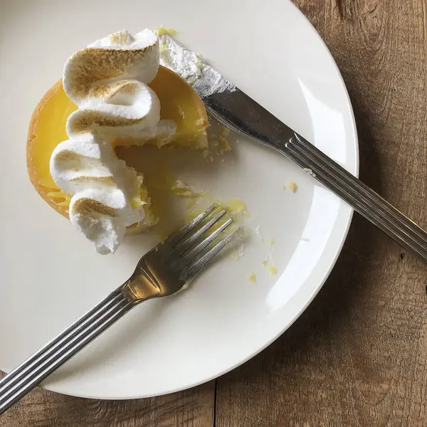 Limonlu kek krem şanti ile