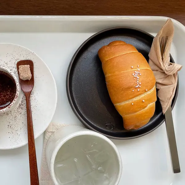 Kahve ve çikolatalı kahvaltı.