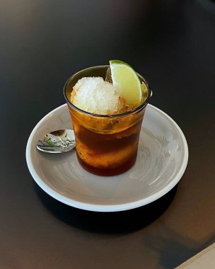 Limonlu ve naneli dondurma.