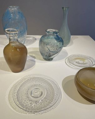 Beyaz arkaplanda farklı tabak ve tabaklar