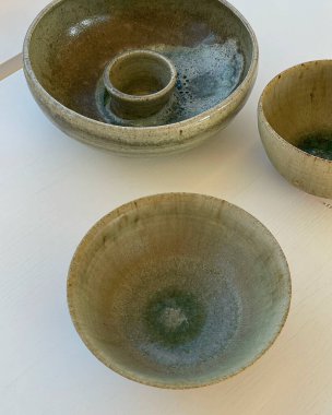 Beyaz zemin üzerinde tabaklar olan seramik kaseler