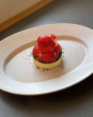 Çilekli pasta, çilekli ve naneli.