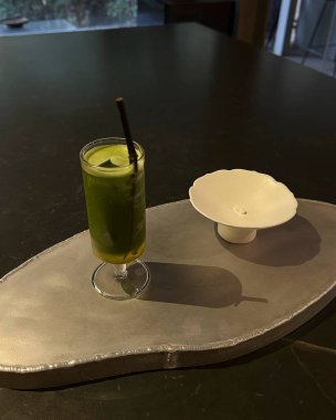 Limonlu yeşil çay ve bir bardak su.