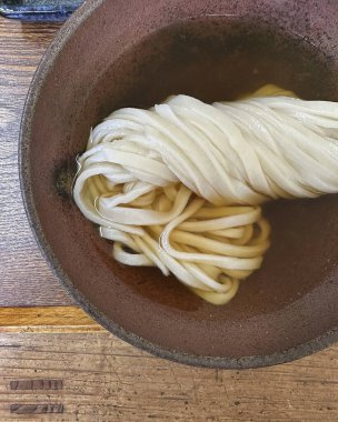 Kore yemeği, pirinç eriştesi, sebzeli Kore çorbası.