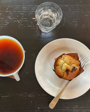 Bir fincan sıcak kahve.