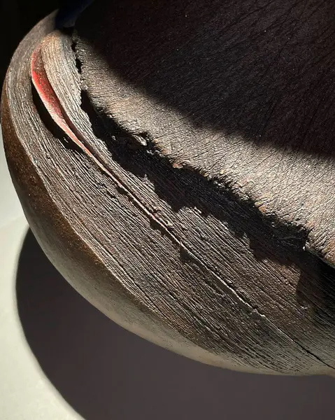 Tahta bir masaya yakın.