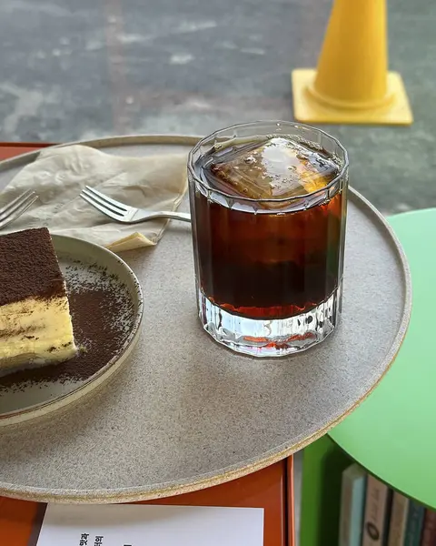 kahve ve kek bir tabak üzerinde ahşap masada.