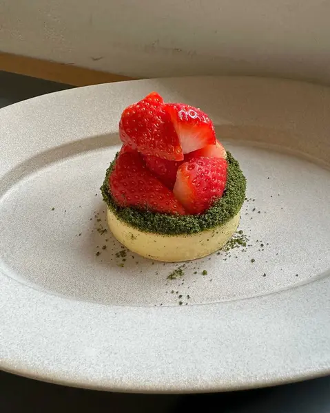 Çilekli lezzetli bir tatlıyı yakından çek.