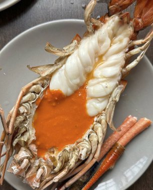 plaka üzerinde ızgara karides