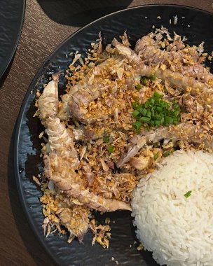 Domuz eti ve sebzeli kızarmış pirinç.