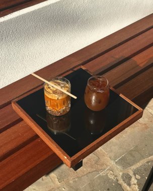 Masanın üzerinde bir bardak kahve ve pipetle.