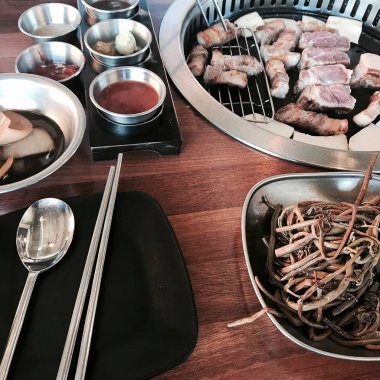 Izgarada ızgara tavuk kanadı.