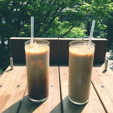 Parktaki masanın üzerinde bir bardak kahve.