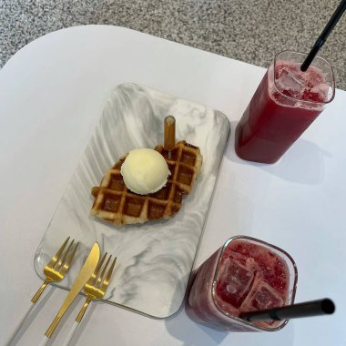 Böğürtlenli dondurma ve beyaz arka planda reçel.