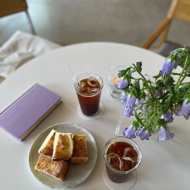 Bir fincan kahve ve bir buket çiçek.