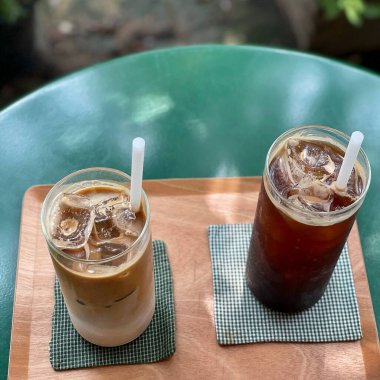 Buzlu çay ve bardakta kahve.