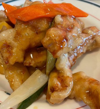 Soslu kızarmış domuz ve sebze.