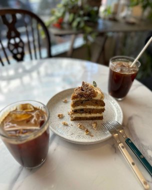 Çikolatalı ve fındıklı kek.