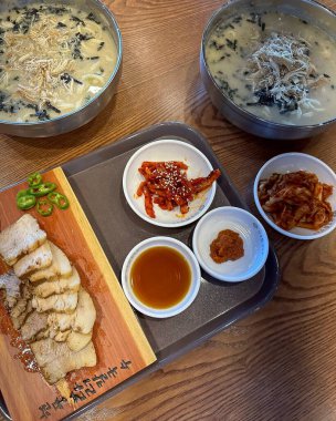 Lezzetli Asya yemeklerinin yakın görüntüsü