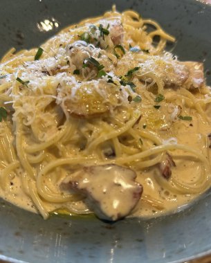 Somon soslu makarna, peynir ve parmesan peyniri.