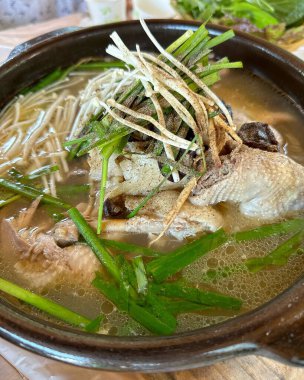 Tayland eriştesi, balık ve sebze çorbası.