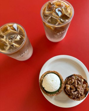 kahve fincanı ve masada dondurma.