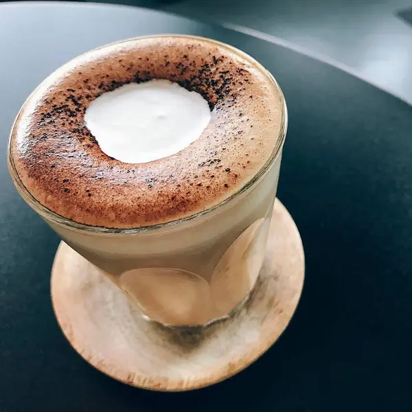 Süt ve buzlu bir fincan kahve.