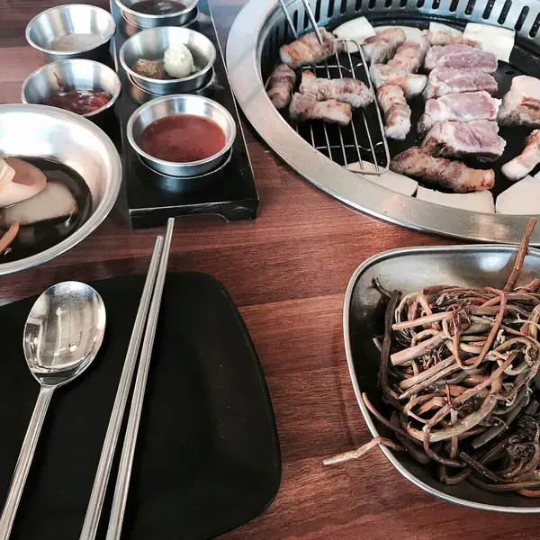 Izgarada ızgara tavuk kanadı.