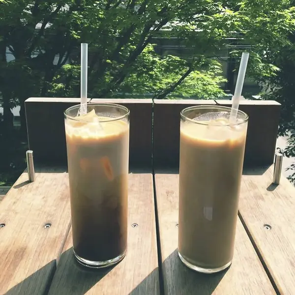 Parktaki masanın üzerinde bir bardak kahve.