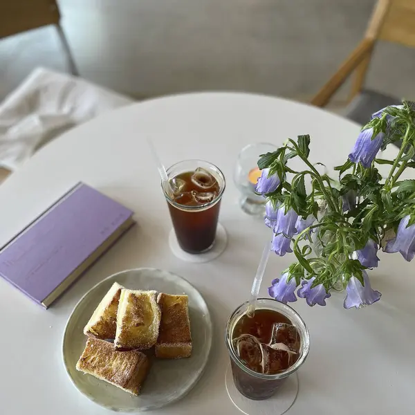 Bir fincan kahve ve bir buket çiçek.