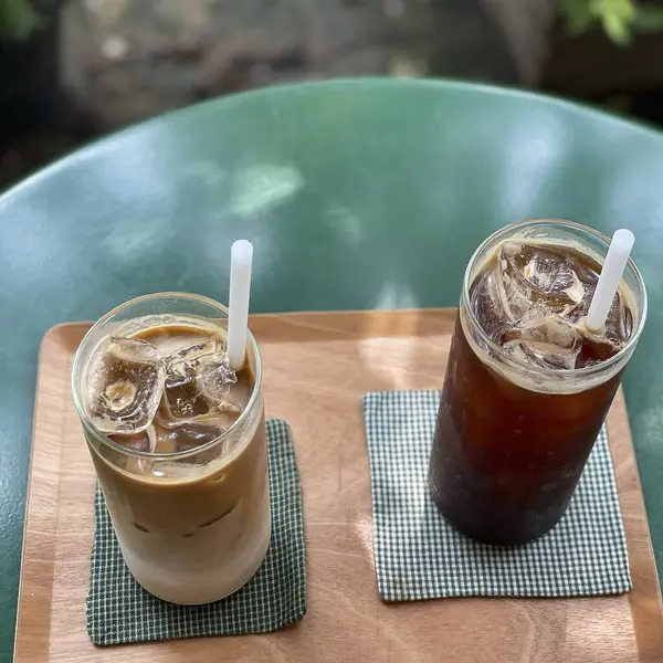 Buzlu çay ve bardakta kahve.