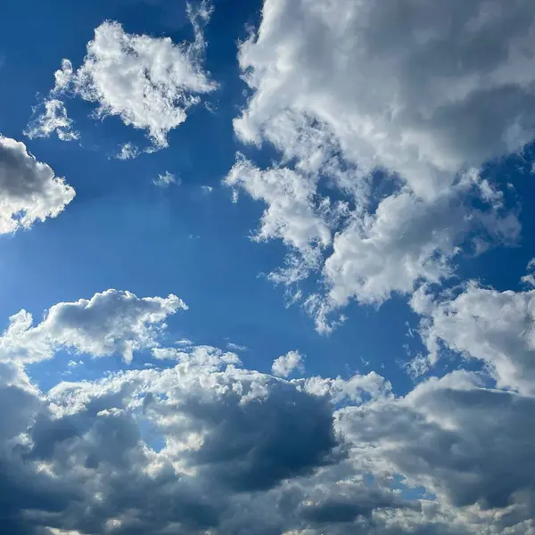 Bulutlu güzel gökyüzü