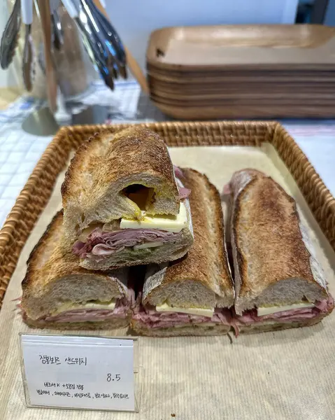 Jambonlu ve peynirli sandviç.