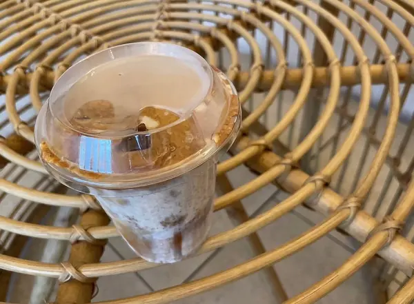 Plastik bardakta dondurma.