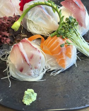 Tabakta çiğ balık ve suşi.